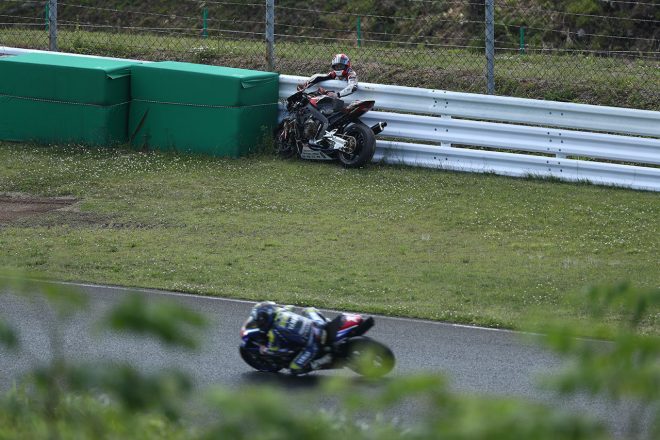 転倒した亀井雄大（Honda Suzuka Racing Team）／2022全日本ロード第4戦SUGO JSB1000 レース1