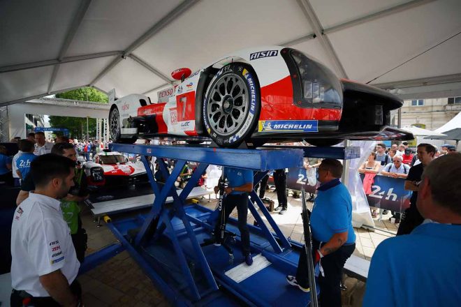 リパブリック広場で車検を受ける7号車GR010ハイブリッド