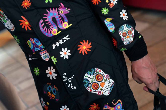 24号車オレカをドライブするベン・ハンリーのレーシングスーツ