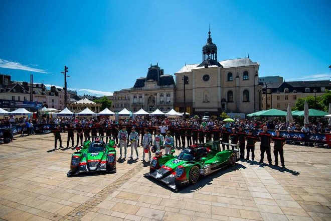 チーム集合写真撮影に臨むJOTAの2台