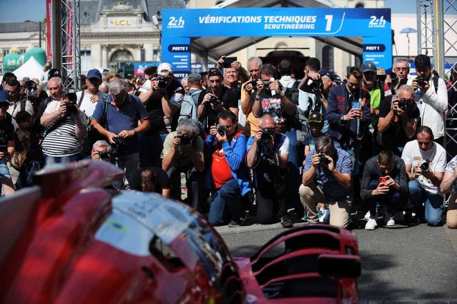 車検待ちのグリッケンハウス007 LMHを撮影するファン