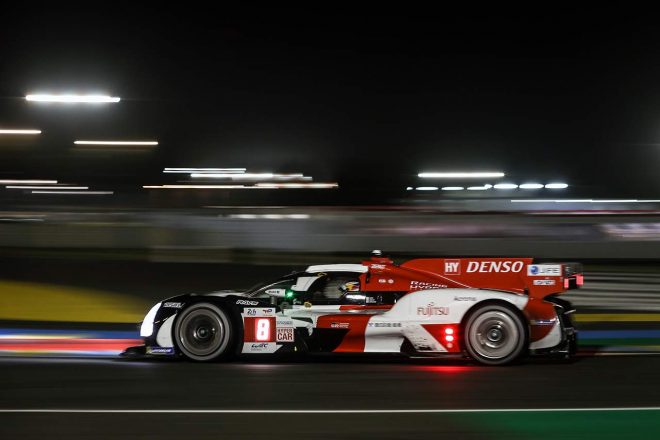 FP2のナイトセッションを走る8号車トヨタGR010ハイブリッド