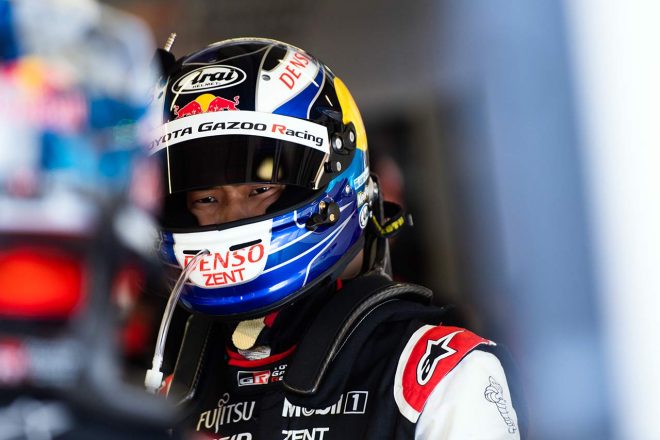 8号車GR010ハイブリッドをドライブする平川亮