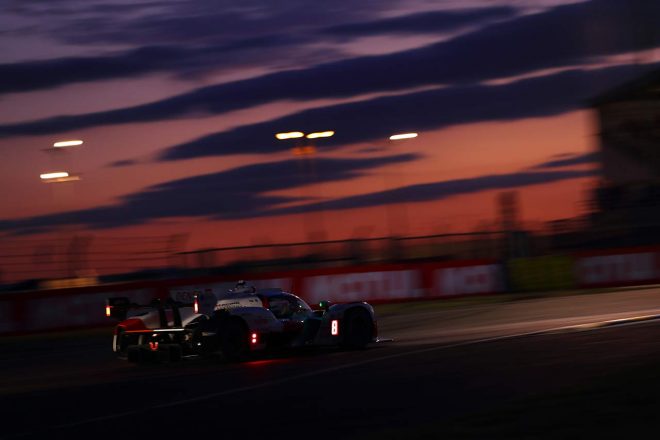 フリープラクティスで夜のサルト・サーキットを走行する8号車GR010ハイブリッド