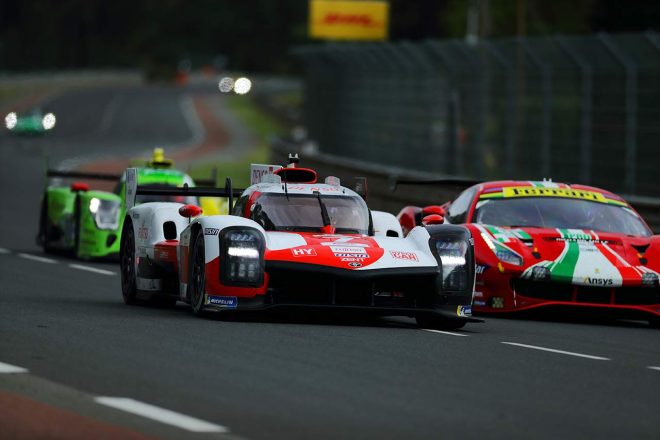 ポルシェコーナー進入手前の公道区間を走る7号車GR010ハイブリッド