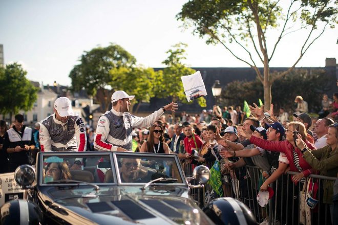 ドライバーズパレードに参加するポルシェGTチームのケビン・エストーレとミカエル・クリステンセン