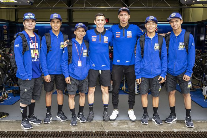 ヤマハVR46マスターキャンプ生達とトプラク・ラズガットリオグル、アンドレア・ロカテッリ（Pata Yamaha with Brixx WorldSBK）