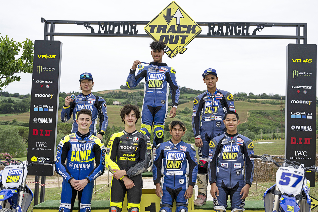 マニュエル・ゴンザレスとセレスティーノ・ビエッティとヤマハVR46マスターキャンプの生徒達