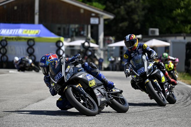 YZF-R3でトレーニングを行う阿部真生騎