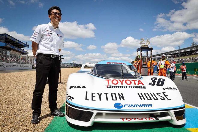 決勝スタート前のトロフィー返還セレモニーに登場したトヨタトムス85Cと中嶋一貴TGR-E副会長