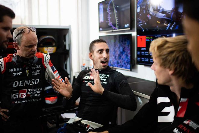 8号車トヨタGR010ハイブリッドをドライブするセバスチャン・ブエミ