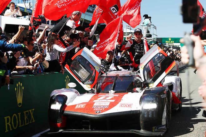 優勝しピットロードを逆走してポディウム下へと向かう8号車GR010ハイブリッド