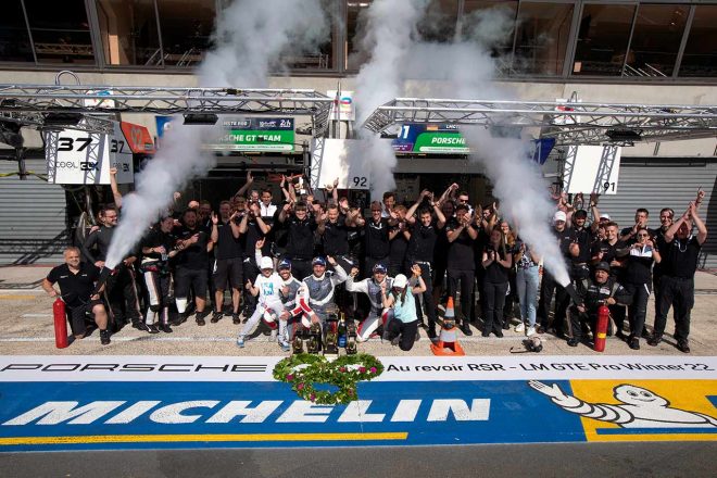 2022年ル・マン24時間レースのLMGTEプロクラスを制したポルシェGTチーム91号車ポルシェ911 RSR-19陣営