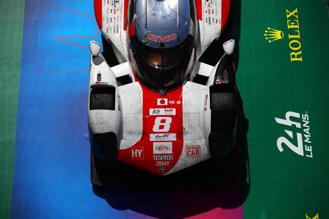 ポディウム下のパルクフェルメに停められた8号車GR010ハイブリッド