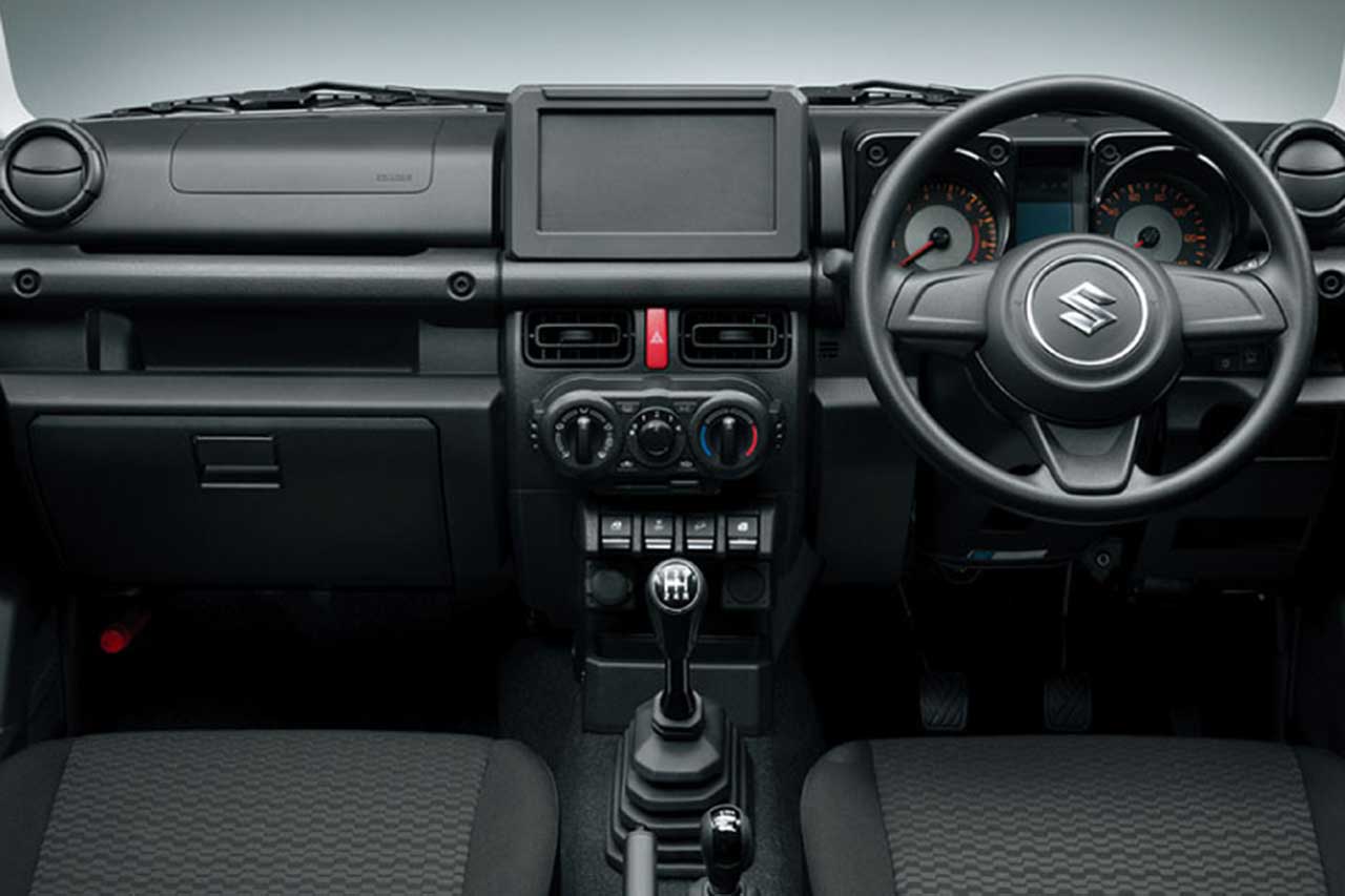 スズキ・ジムニー“XG”5速MT車のコックピット