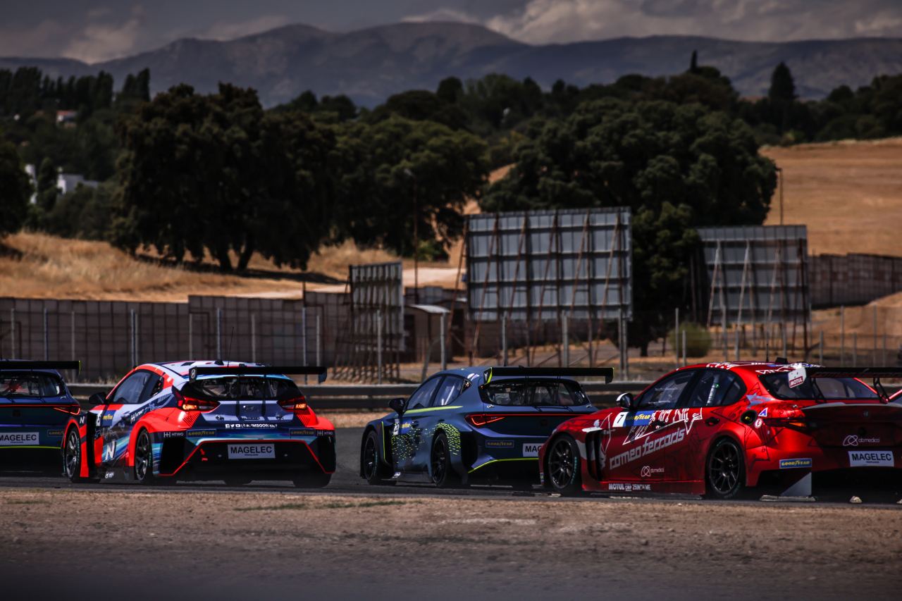 『Pool Fast』のスーパーファイナイルはエイドリアン・タンベイ（クプラe-Racer）とジェネの1-2に