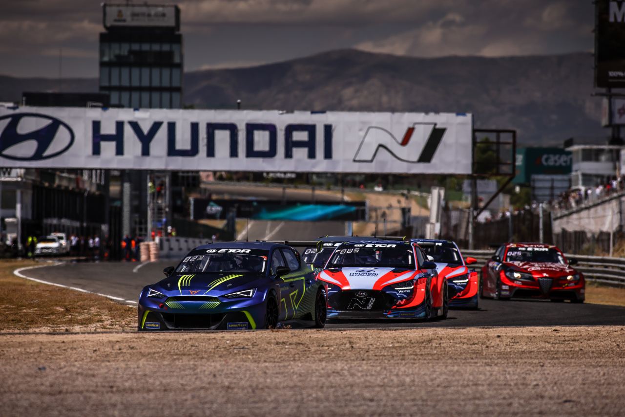 週末最終ヒートでは、エクストロームがミケル・アズコナ（ヒョンデ・ヴェロスターN ETCR）との競り合いを制した