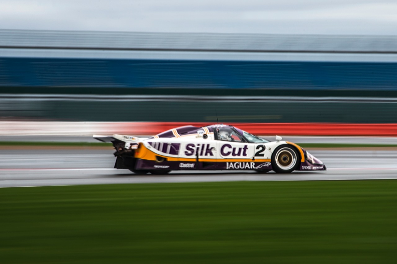 伝説の名車『XJR-9』は、デイトナ24時間制覇を皮切りに世界スポーツプロトタイプ選手権で年間6勝、ル・マンではジャガーに7回目の栄冠をもたらした