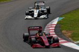スポーツランドSUGOで追従走行試験を行う2台のSF19開発車両