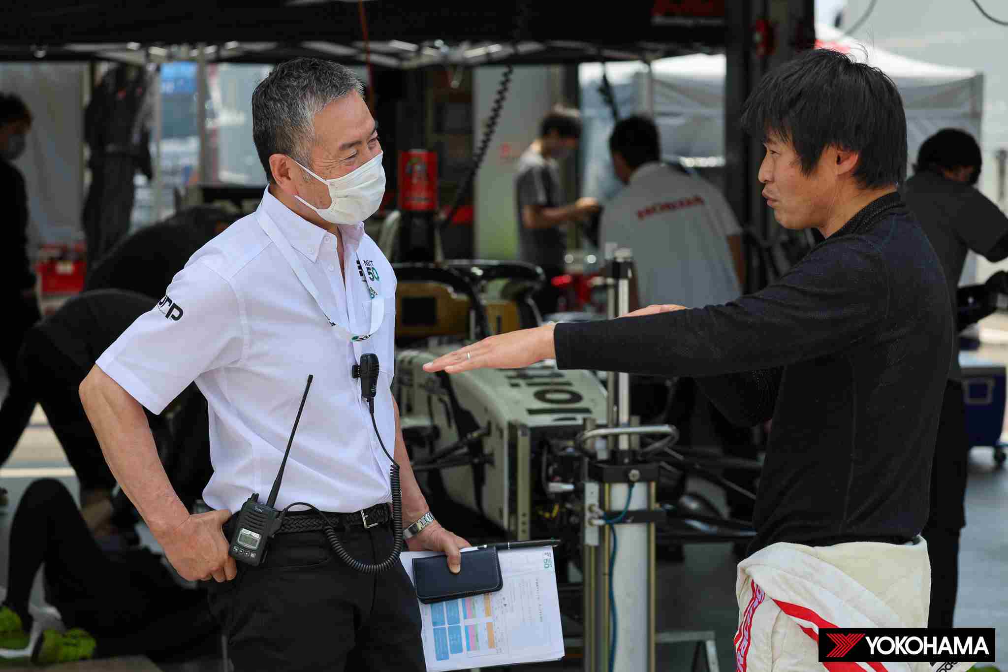 永井洋治氏と話す開発ドライバーの塚越広大