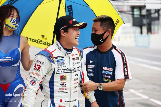 国本雄資と2016〜2017年にコンビを組んだ関口雄飛（DENSO KOBELCO SARD GR Supra）も、元チームメイトの初ポール獲得を祝いに駆けつけた