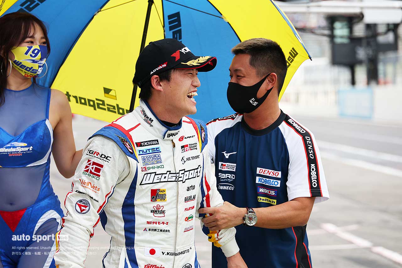 国本雄資と2016〜2017年にコンビを組んだ関口雄飛（DENSO KOBELCO SARD GR Supra）も、元チームメイトの初ポール獲得を祝いに駆けつけた