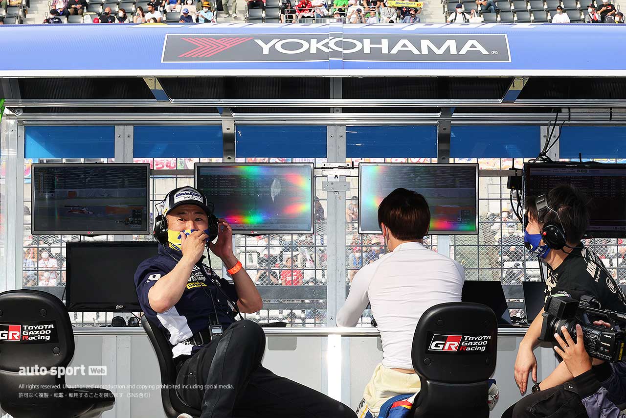 2戦連続のポール獲得。その瞬間、Q2アタッカーの国本雄資に「よっしゃー！ポール！」と伝える坂東正敬監督（WedsSport ADVAN GR Supra）。その様子は中継映像にも映し出された