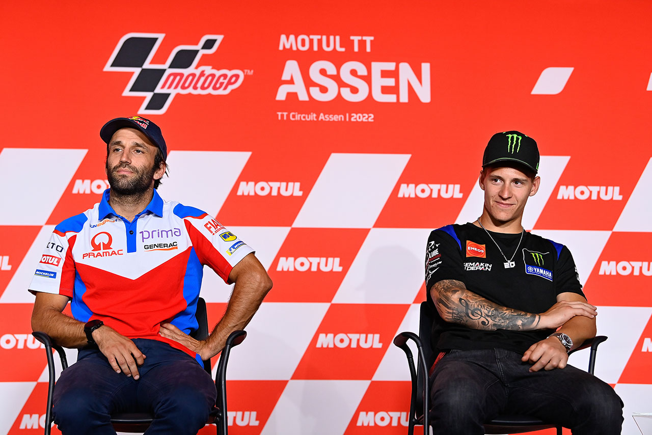 2022MotoGP第11戦オランダGPのプレスカンファレンスに出席したファビオ・クアルタラロ（モンスターエナジー・ヤマハMotoGP）、ヨハン・ザルコ（プリマ・プラマック・レーシング）