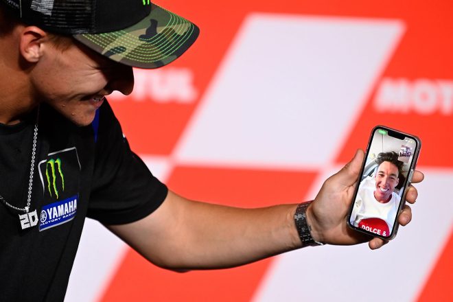 ファビオ・クアルタラロ（モンスターエナジー・ヤマハMotoGP）と飛行機の遅延によりリモートでの出席となったアレイシ・エスパルガロ（アプリリア・レーシング）／2022MotoGP第11戦オランダGP