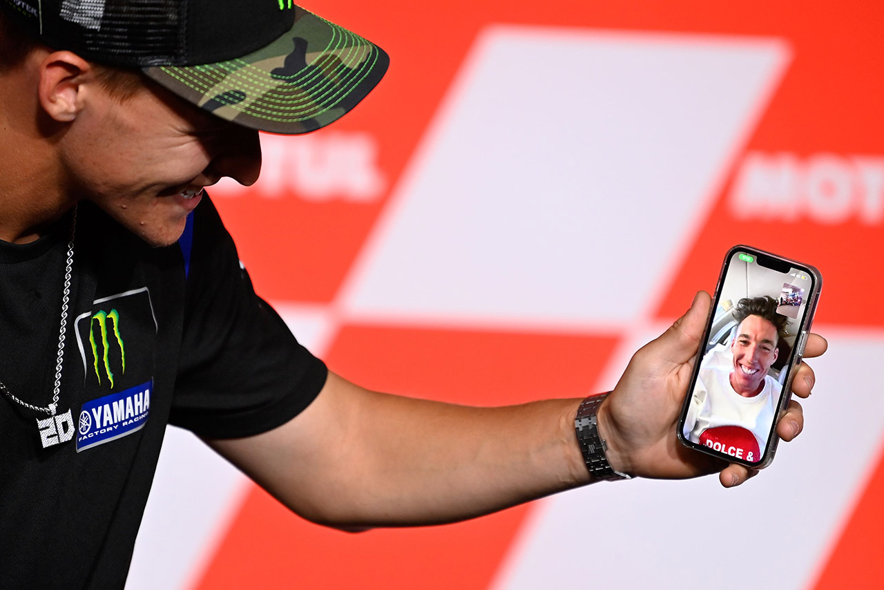 ファビオ・クアルタラロ（モンスターエナジー・ヤマハMotoGP）と飛行機の遅延によりリモートでの出席となったアレイシ・エスパルガロ（アプリリア・レーシング）／2022MotoGP第11戦オランダGP