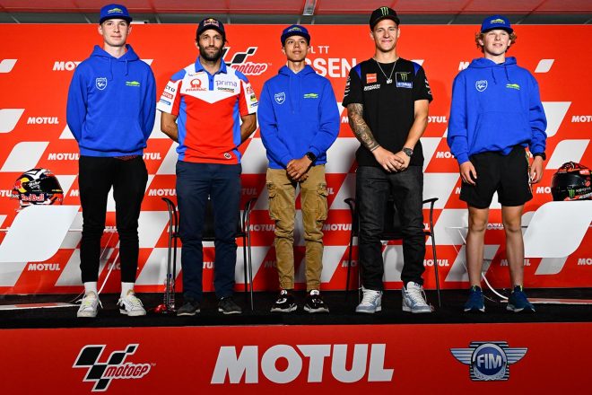 2022MotoGP第11戦オランダGPのプレスカンファレンスに出席したファビオ・クアルタラロ（モンスターエナジー・ヤマハMotoGP）、ヨハン・ザルコ（プリマ・プラマック・レーシング）