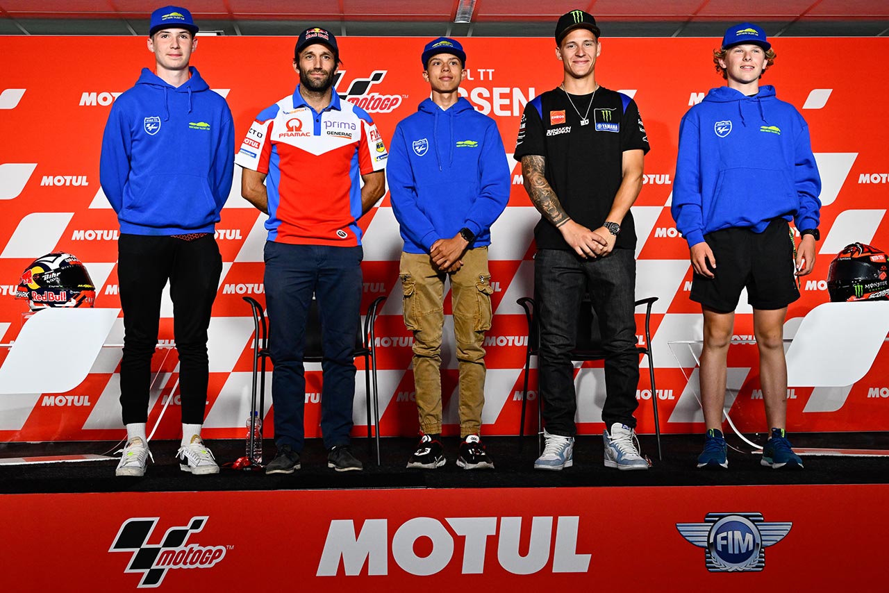 2022MotoGP第11戦オランダGPのプレスカンファレンスに出席したファビオ・クアルタラロ（モンスターエナジー・ヤマハMotoGP）、ヨハン・ザルコ（プリマ・プラマック・レーシング）