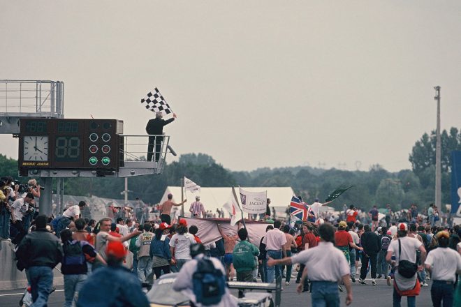 しかし、興奮した観客がチェッカーを待たずにコースになだれ込んだ。チェッカーが振られた4時はこの状態。チェッカーが振られた16時はこの状態