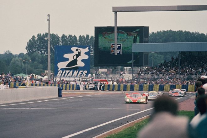 19番手スタートから奇跡の優勝は目前。55号車に18号車が従いゴールに向かい編隊を組むマツダ787B