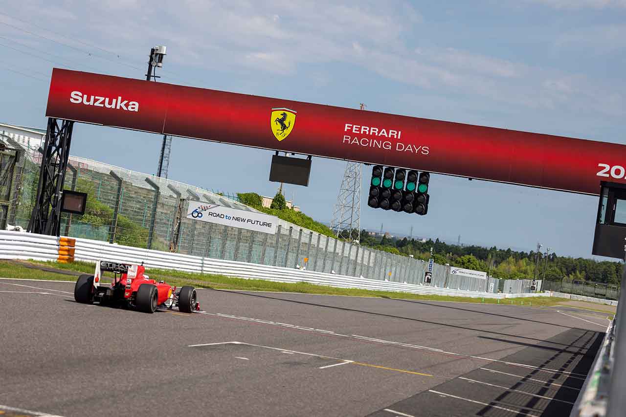 鈴鹿サーキットをデモランするフェラーリF10