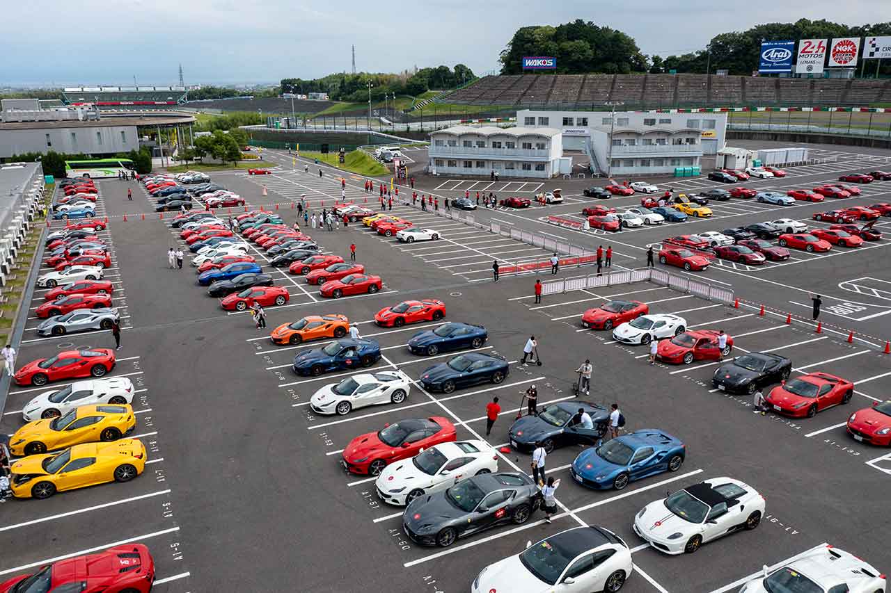 鈴鹿サーキットのピット裏を埋め尽くすフェラーリたち