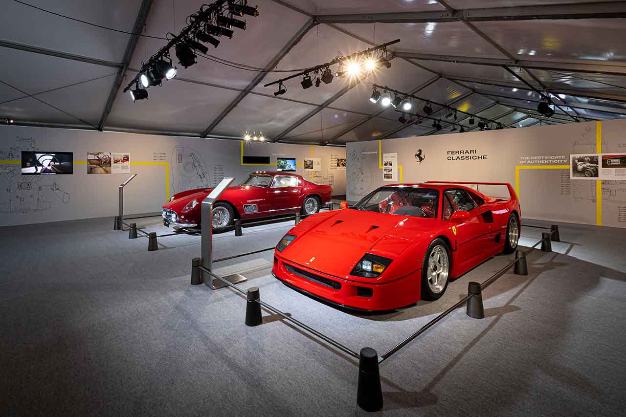 会場内に展示されたフェラーリF40とフェラーリ250GT TdF