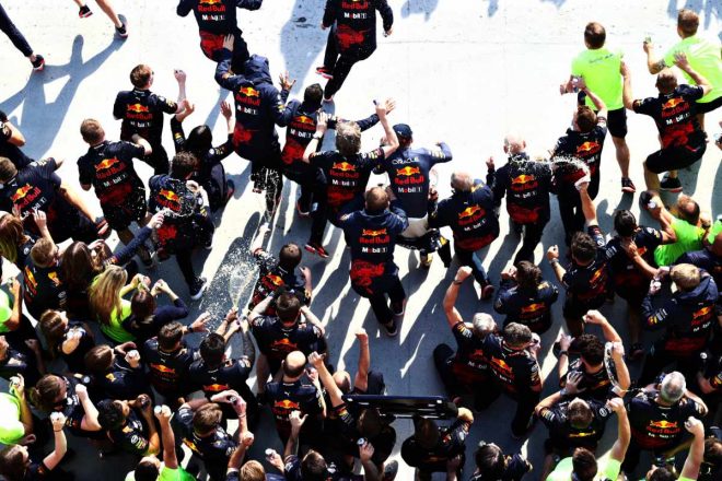 2022年F1第9戦カナダGP　マックス・フェルスタッペン（レッドブル）の優勝で歓喜に沸くメンバーたち