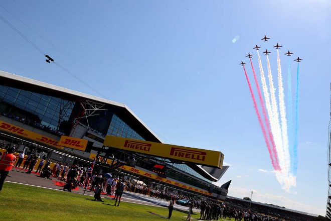 2021年F1第10戦イギリスGP　シルバーストン上空をフライトパスするイギリス空軍アクロバットチーム『レッド・アローズ』