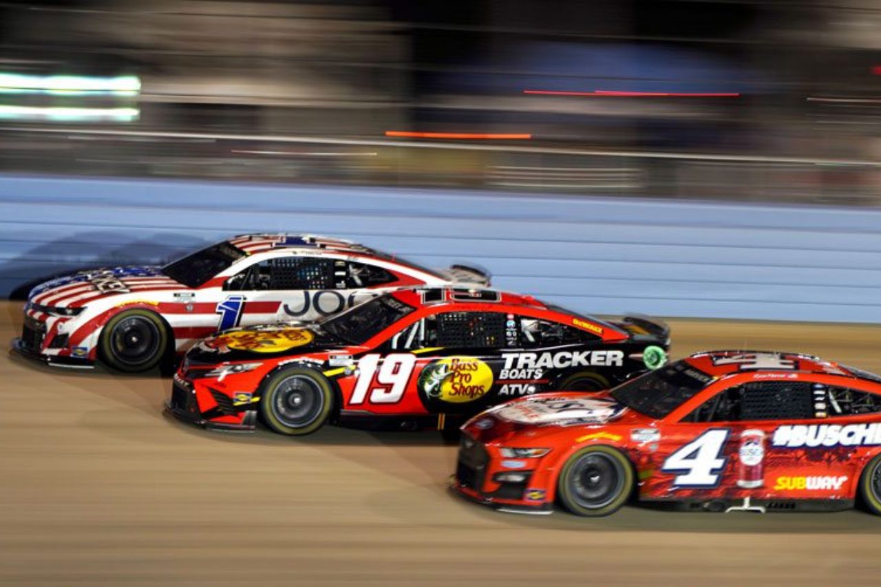 ロス・チャスティン（Trackhouse Racing Team／シボレー・カマロ）らと"3ワイド"も演じたマーティン・トゥルーエクスJr.（Joe Gibbs Racing／トヨタ・カムリ）は両ステージ制覇を成し遂げる