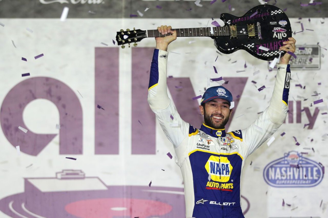 最後のリスタートを前に主導権を握ったチェイス・エリオット（Hendrick Motorsports／シボレー・カマロ）が今季2勝目を手にした