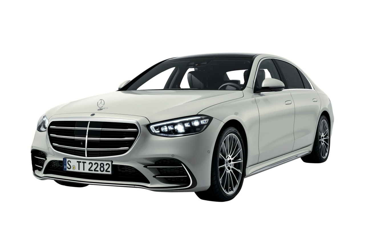 電気モードでは1回の充電で約100kmの走行が可能なプラグインハイブリッドモデル『S580 4MATIC ロング』が登場