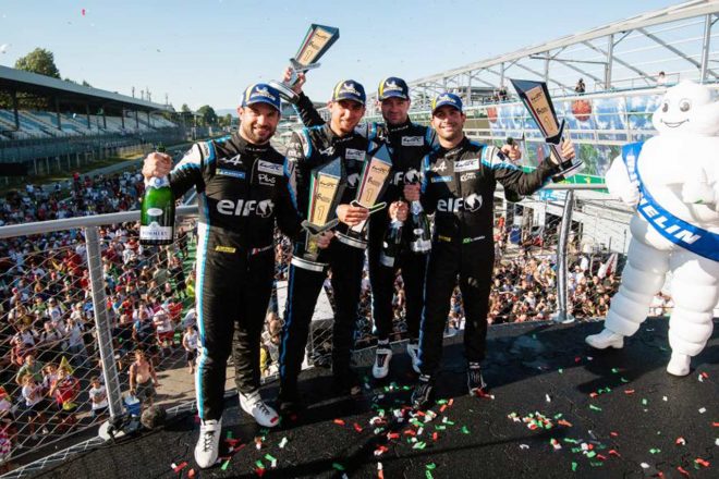 優勝を喜ぶアルピーヌ・エルフ・チーム36号車のクルー