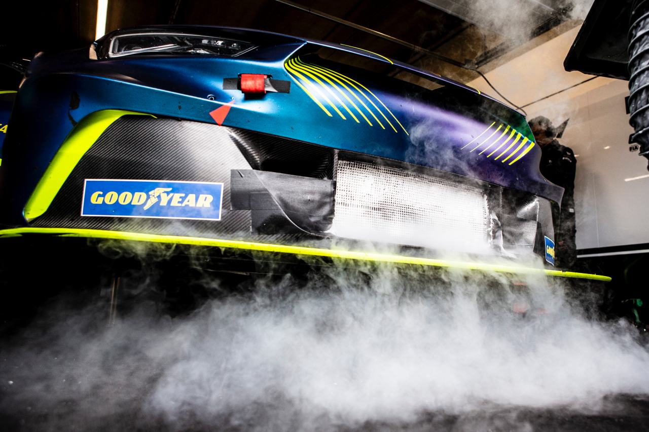 前戦の"King of the Weekend"マティアス・エクストローム（クプラe-Racer）はペナルティに沈む