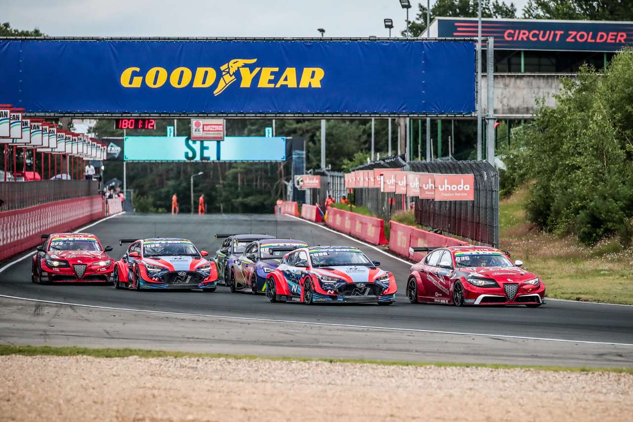 金曜のバッテリートラブルにより、走行機会を失っていたマルタンが、スーパーファイナル最前列からのスタートに