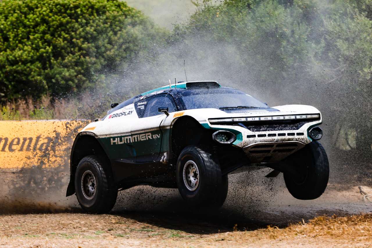 電動『HAMMER（ハマー）』で参戦のチップ・ガナッシ・レーシング（CGR）カイル・ルデュック／サラ・プライス組が、初戦でライバルの失格騒動にも助けられシリーズ初優勝を達成