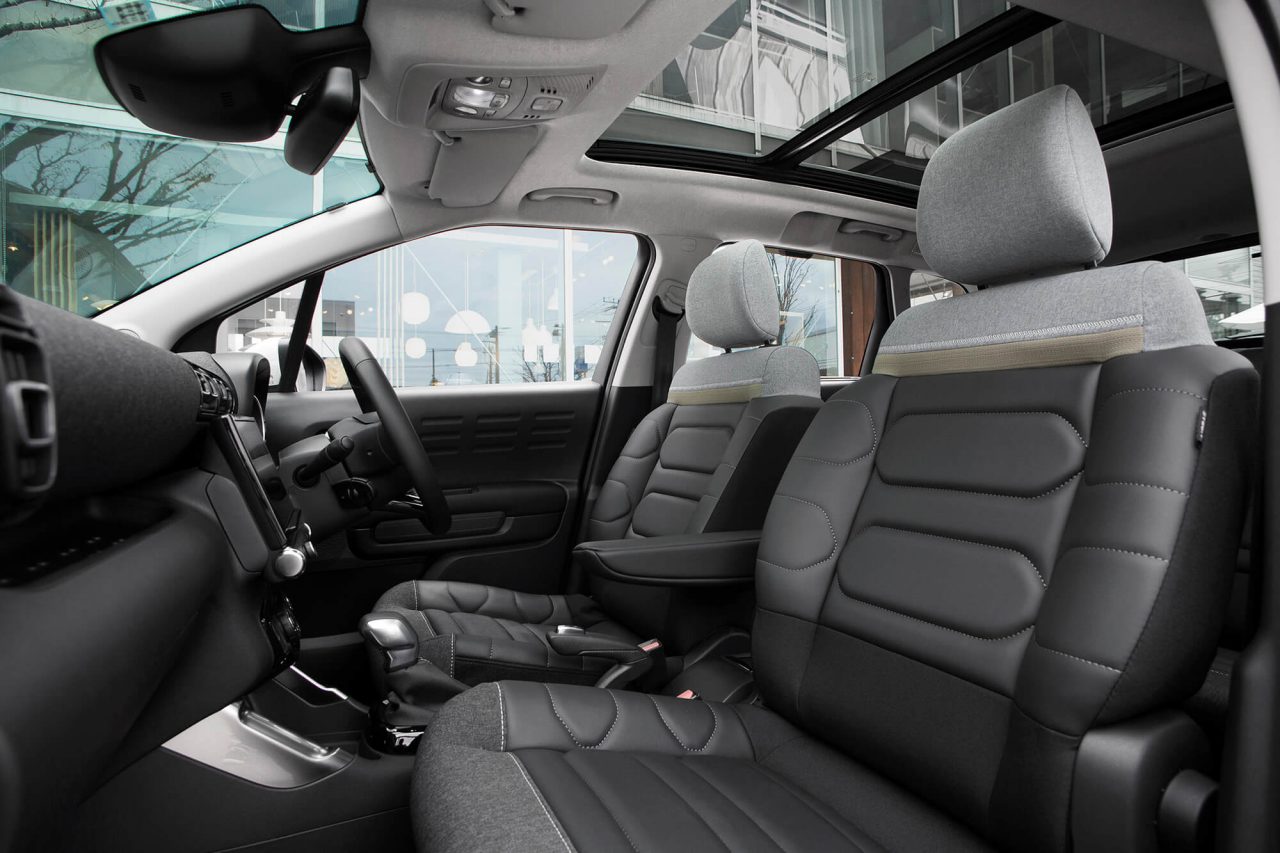 パノラミックサンルーフ、HiFiスピーカー、グリップコントロールなどを装備した上級仕様の"SHINE PACK BlueHDi"と、16インチホイールを装備したベーシックモデルの"SHINE BlueHDi"の2種類を設定