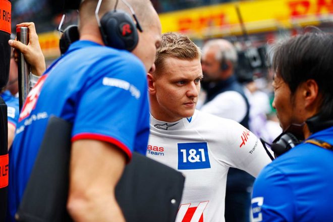 2022年F1第11戦オーストリアGP　小松礼雄エンジニアリングディレクターと話すミック・シューマッハー（ハース）