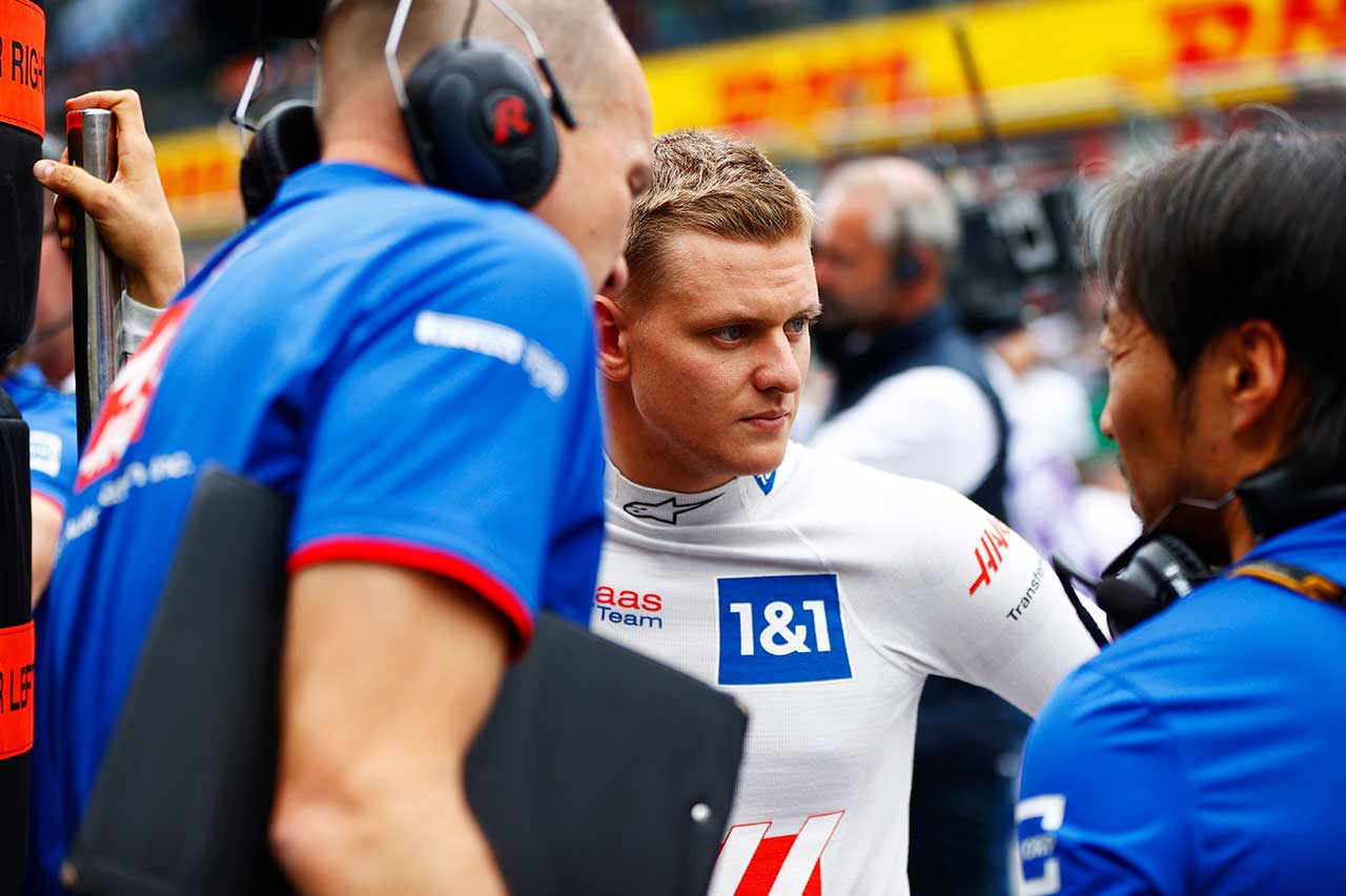 2022年F1第11戦オーストリアGP　小松礼雄エンジニアリングディレクターと話すミック・シューマッハー（ハース）