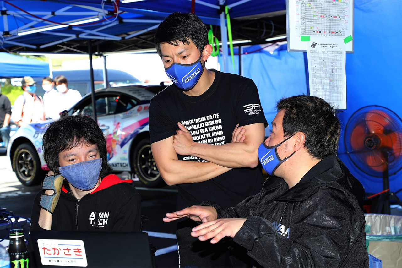 長屋宏和（左）が今季も監督を務める。